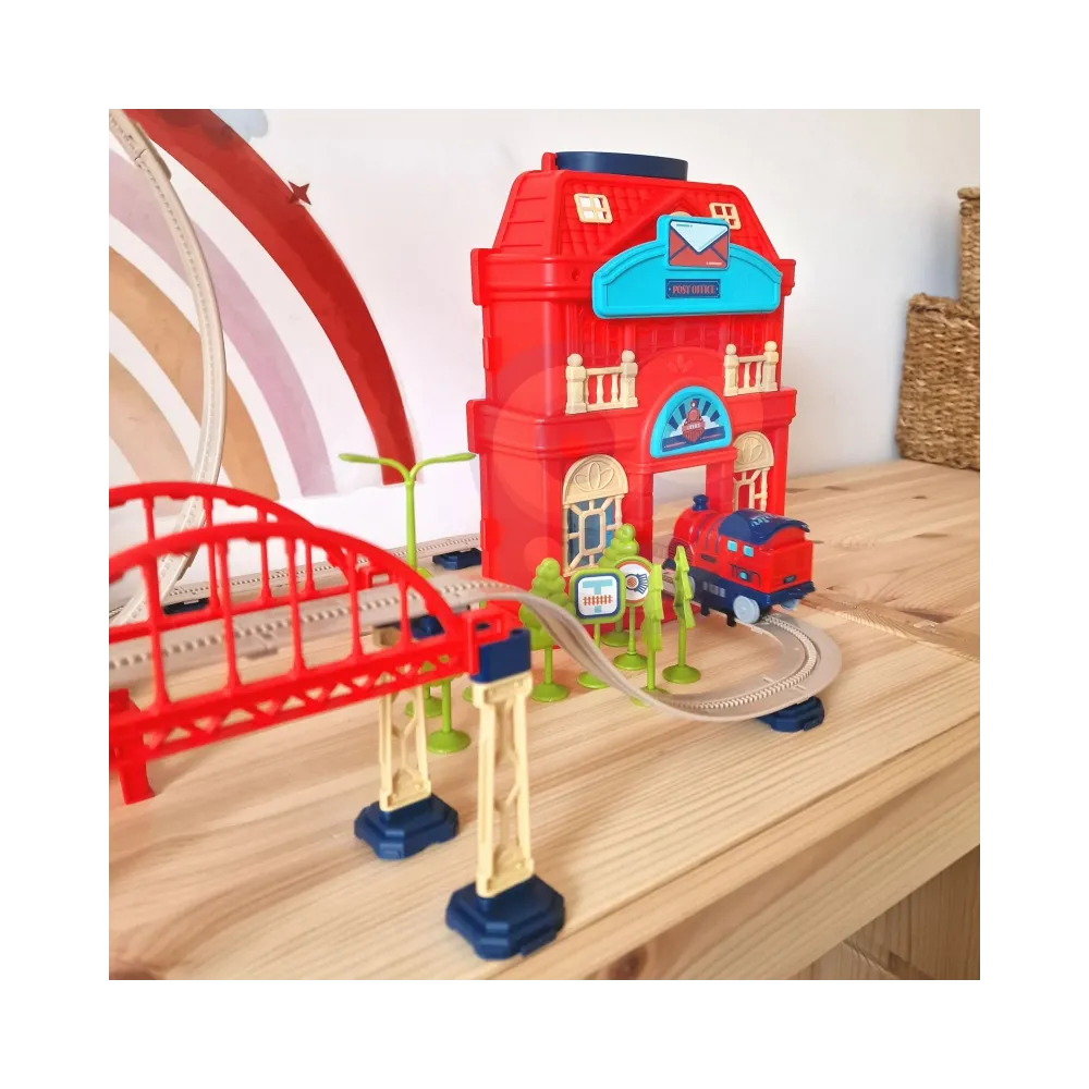 Wiadukt i szlaban w kolejkowej zabawie dla maluchów