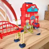 Wiadukt i szlaban w kolejkowej zabawie dla maluchów