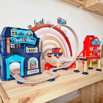 Walizka jako element torowiska kolejki elektrycznej