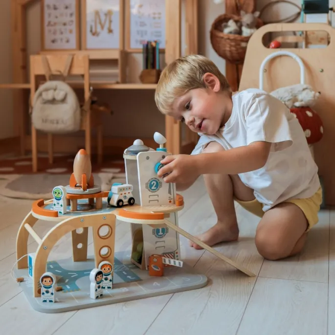 Drewniany parking dla małych odkrywców