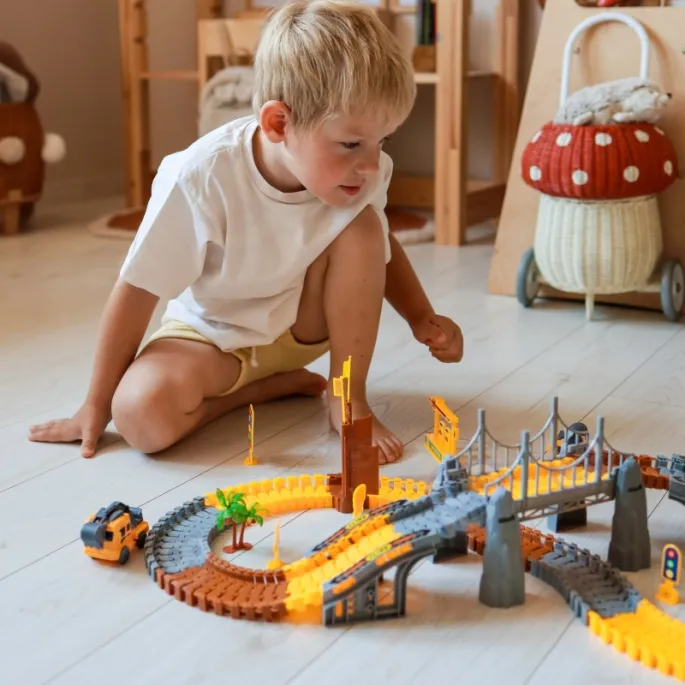 Pojazdy budowlane z zestawu Woopie na elastycznym torze