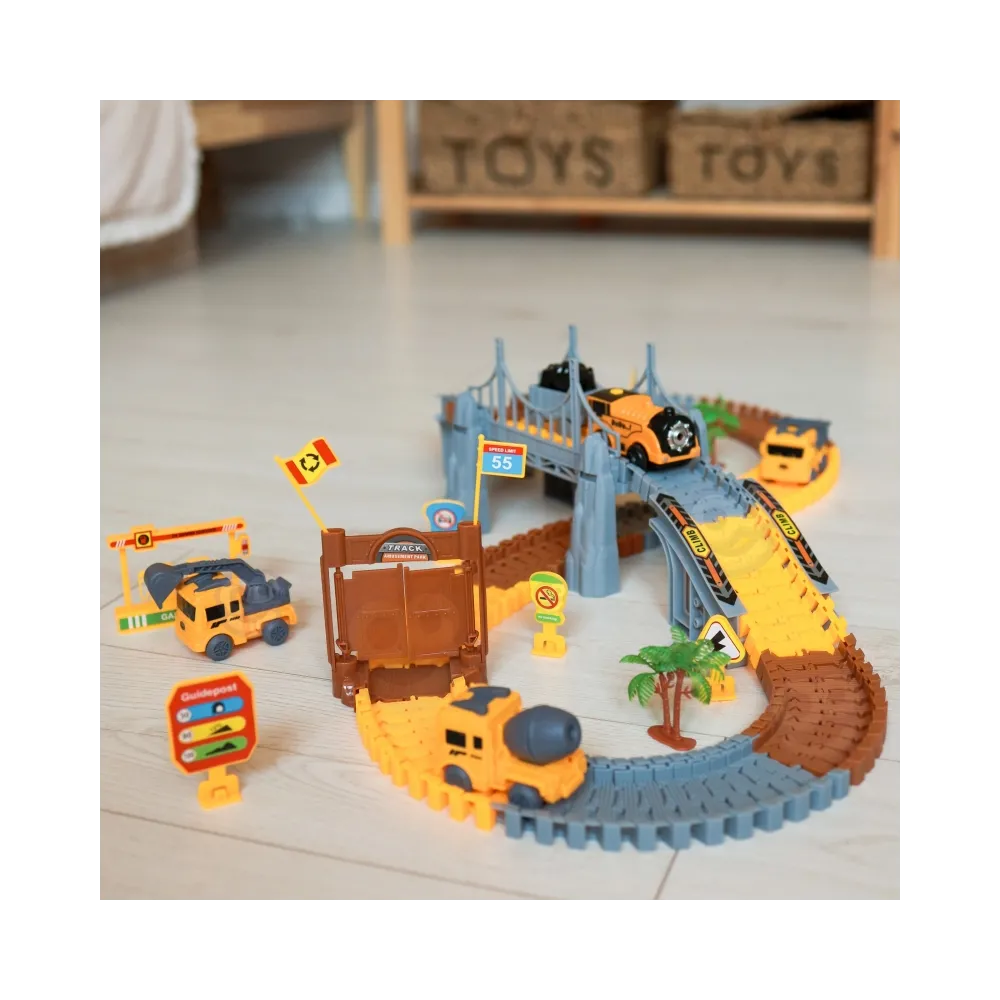 Zbliżenie na elementy toru, pojazdy i dekoracje w zestawie budowlanym