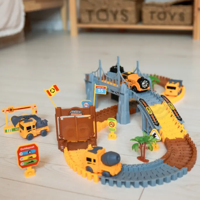 Zbliżenie na elementy toru, pojazdy i dekoracje w zestawie budowlanym