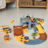 Zbliżenie na elementy toru, pojazdy i dekoracje w zestawie budowlanym