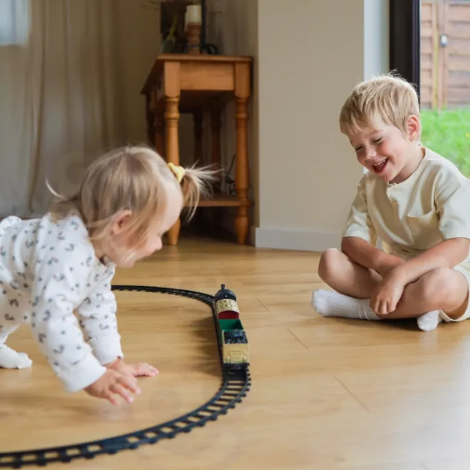 Kreatywna zabawa pociągiem dla najmłodszych