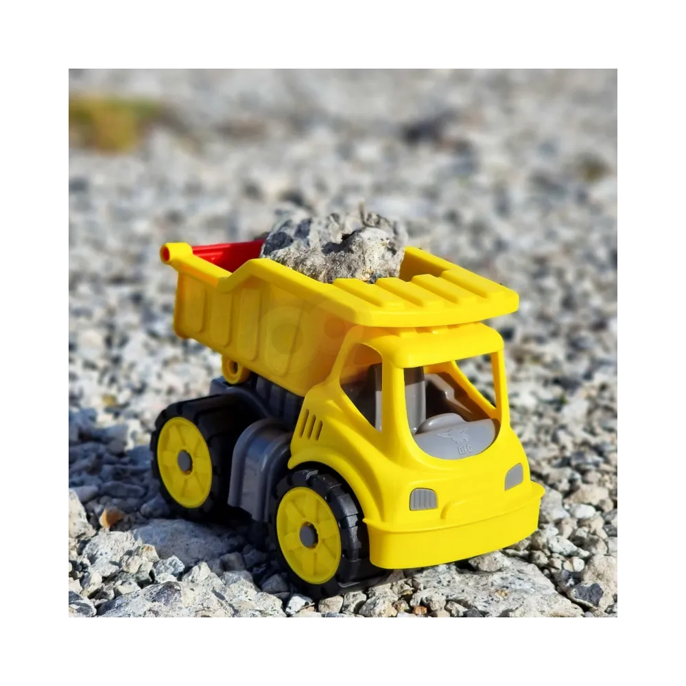 Zbliżenie na wywrotkę dziecięcą w intensywnym żółtym kolorze