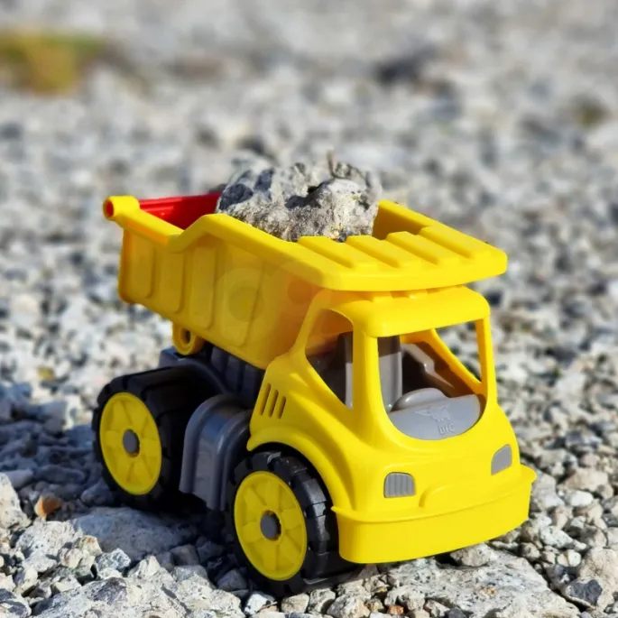 Zbliżenie na wywrotkę dziecięcą w intensywnym żółtym kolorze