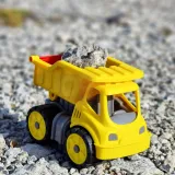 Zbliżenie na wywrotkę dziecięcą w intensywnym żółtym kolorze