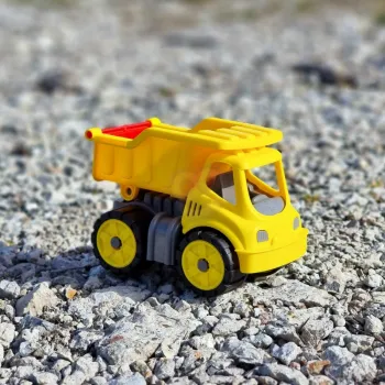 Dziecięca wywrotka z realistycznym wyglądem pod kątem bocznym