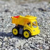 Dziecięca wywrotka z realistycznym wyglądem pod kątem bocznym