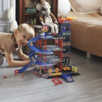 Kręta zjeżdżalnia w wielopoziomowym parkingu dla dzieci