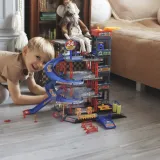 Kręta zjeżdżalnia w wielopoziomowym parkingu dla dzieci