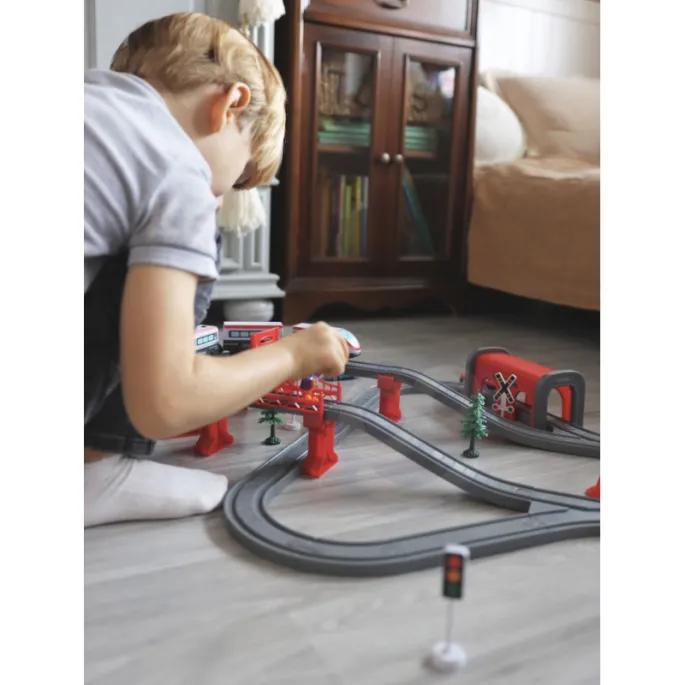 Zestaw torów kolejowych z wagonami i samochodami