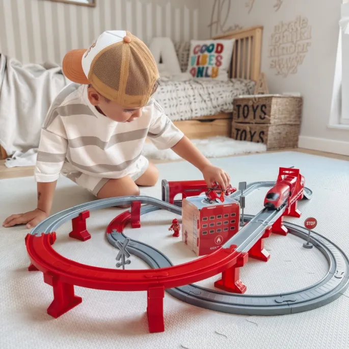 Elektryczna kolejka z licznymi elementami