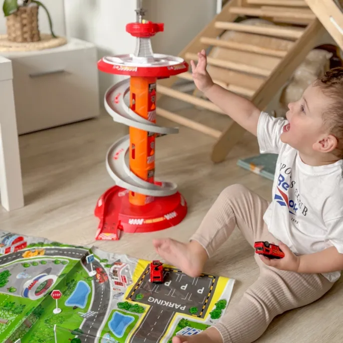 Bezpieczna zabawa dla dzieci z torami i garażem.