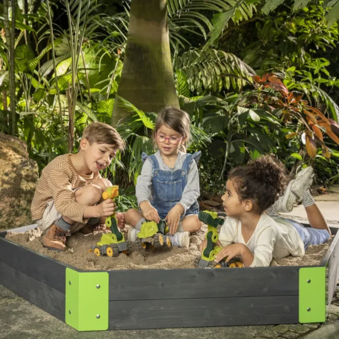 Bezpieczna zabawka dinozaura w ogrodzie