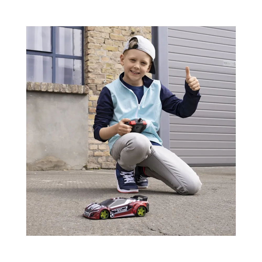 Samochód zdalnie sterowany Dickie podczas jazdy na zewnątrz