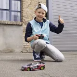 Samochód zdalnie sterowany Dickie podczas jazdy na zewnątrz