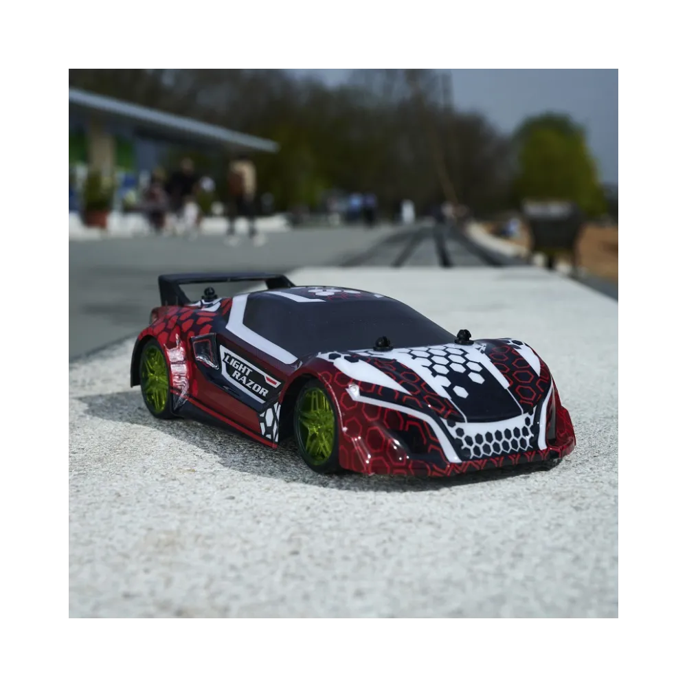 RC Light Razor z dużymi gumowymi oponami w trakcie jazdy