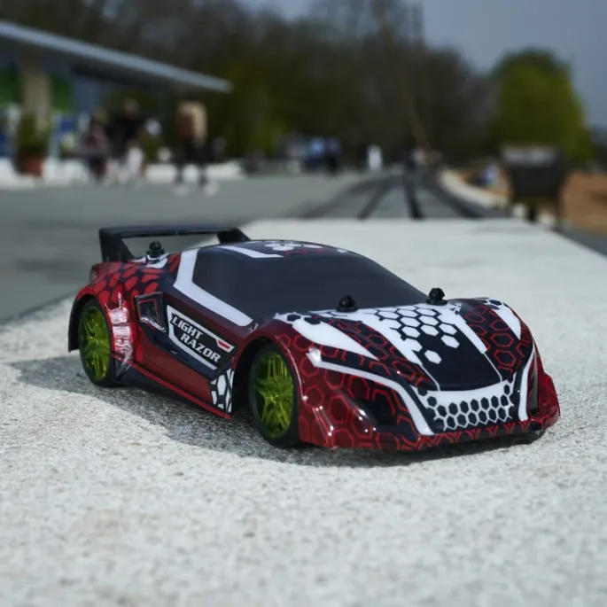 RC Light Razor z dużymi gumowymi oponami w trakcie jazdy