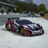 RC Light Razor z dużymi gumowymi oponami w trakcie jazdy