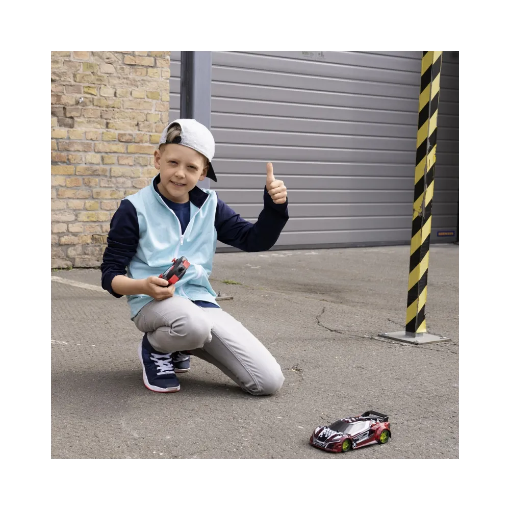 Zbliżenie na pilot zdalnego sterowania samochodu Light Razor