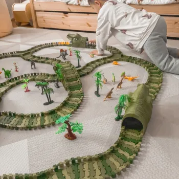 Elektryczny samochodzik na elastycznym torze z motywem dinozaurów
