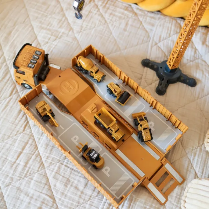 Kolorowy samochód ciężarowy z akcesoriami budowlanymi