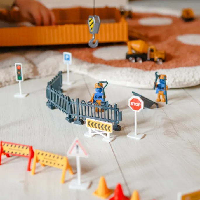 Małe resoraki w zestawie WOOPIE do zabawy w budowę