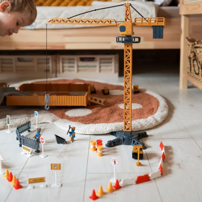 Plac budowy z samochodami i znakami bezpieczeństwa