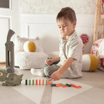 Atrakcja edukacyjna – pomarańczowa lokomotywa domino dla dzieci