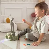 Zestaw interaktywny dinozaur-robot rozkładający kolorowe domino