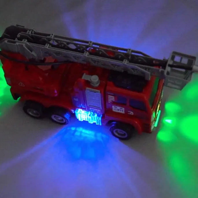 Realistyczny wóz strażacki dla małych ratowników