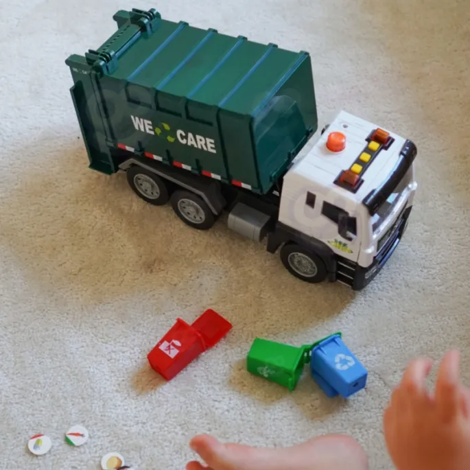 Zestaw z koszami na śmieci i kartami edukacyjnymi.