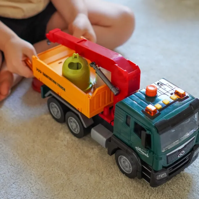Interaktywna zabawka z dźwigiem i pojemnikami na odpady