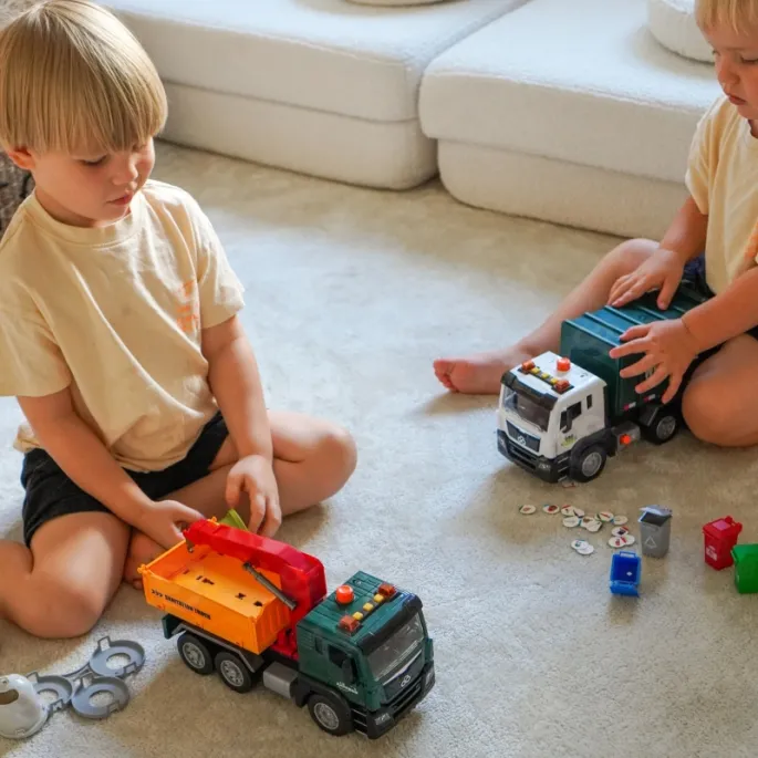 Śmieciarka w skali 1:10 z ruchomym dźwigiem