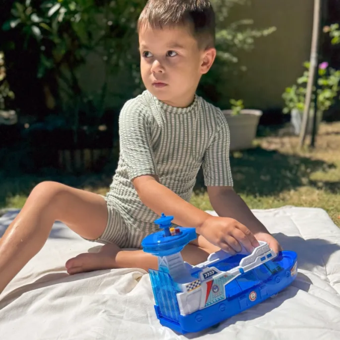 Trzy metalowe samochodziki w zestawie z łodzią patrolową