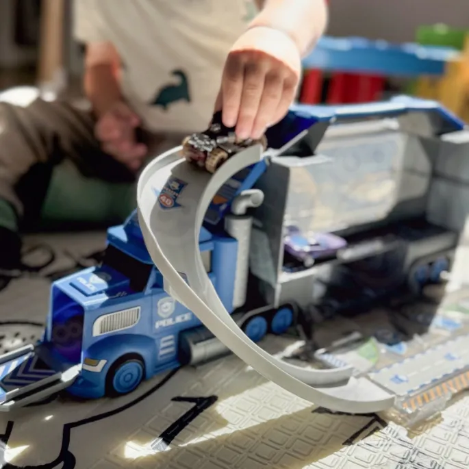 Zabawa w wyścigi z ciężarówką policyjną