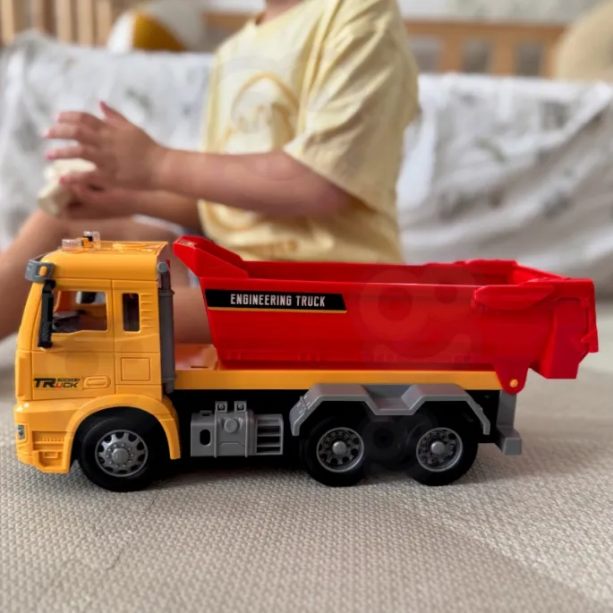 dźwiękowa wywrotka budowlana z ruchomą naczepą