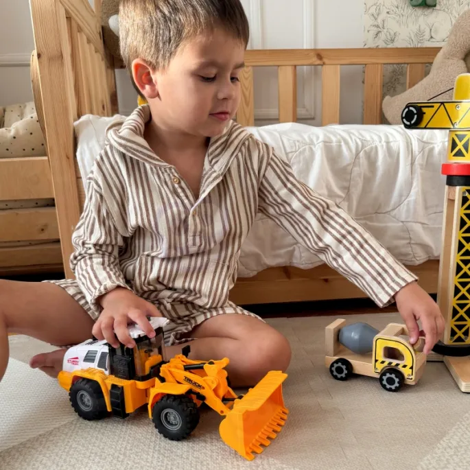 Koparka z ruchomym ramieniem dla małych operatorów.