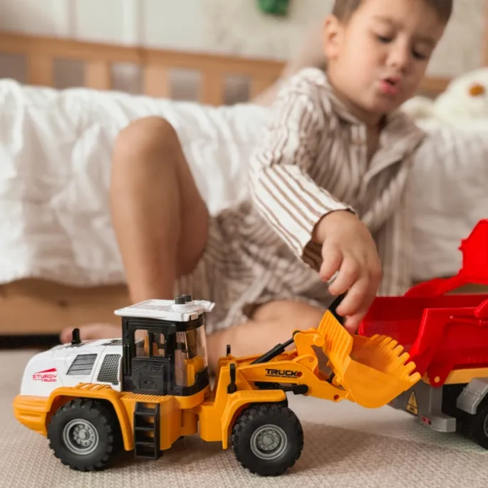 Solidna koparka budowlana z gumowymi kołami.