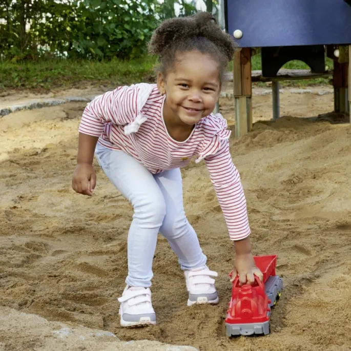 Funkcjonalny pociąg z wywrotką do piaskownicy
