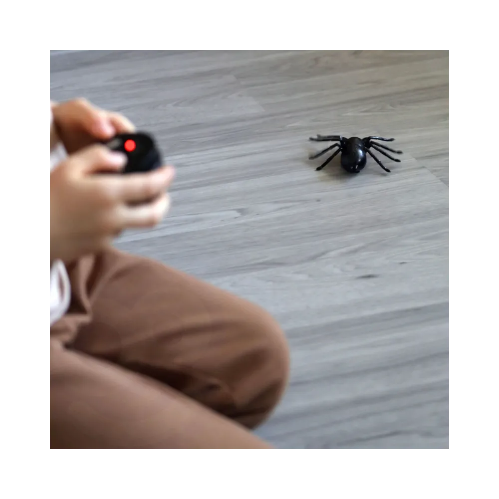 Zdalnie sterowany pająk z świecącymi oczami