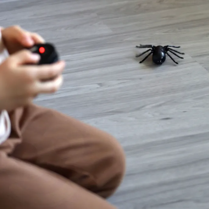 Zdalnie sterowany pająk z świecącymi oczami