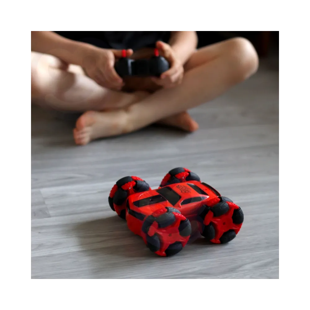 Pilot do zdalnego sterowania samochodem akrobatycznym.