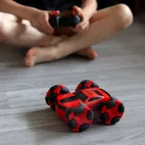 Pilot do zdalnego sterowania samochodem akrobatycznym.