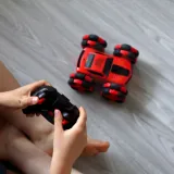 Auto RC wykonujące akrobacje 360 stopni.