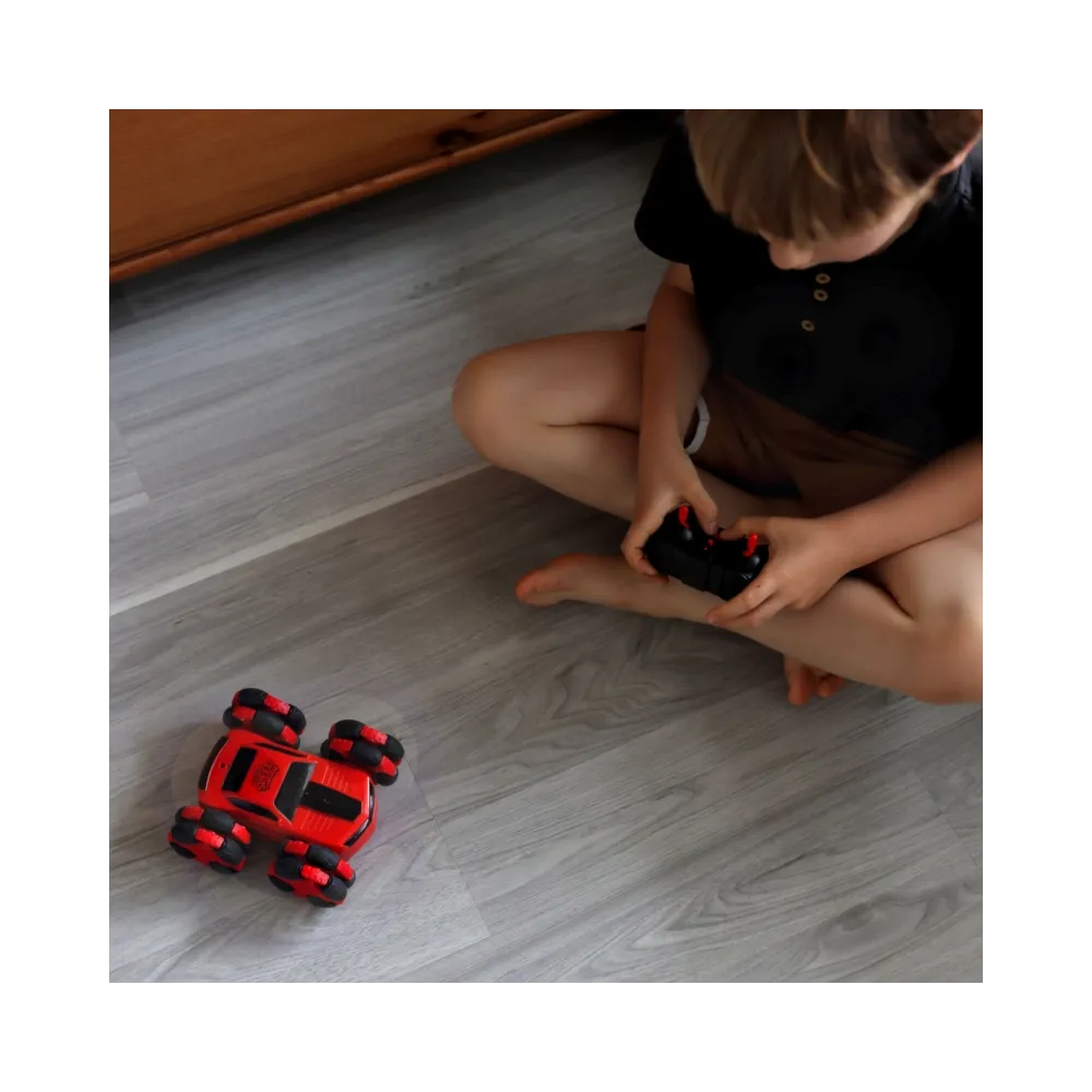 Solidna konstrukcja z dalekozasięgowym pilotem 2,4 GHz.