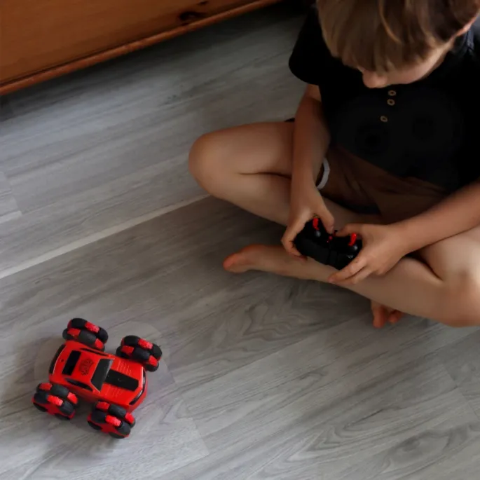 Solidna konstrukcja z dalekozasięgowym pilotem 2,4 GHz.