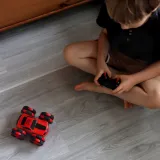 Solidna konstrukcja z dalekozasięgowym pilotem 2,4 GHz.